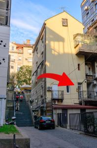 een rode pijl aan de zijkant van een gebouw bij Natalie's Inn in Belgrado