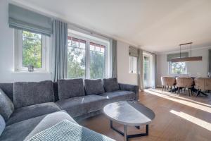 una sala de estar con un sofá y una mesa en Lieblings Hues, en Tinnum