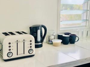einem weißen Toaster auf einer Küchentheke in der Unterkunft Private Twin Room - Horizon Tonga Cottage in Nuku‘alofa