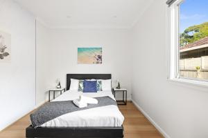 Postel nebo postele na pokoji v ubytování Elegant Queen Room at Botany - Nearby Airport - Shared Bathroom