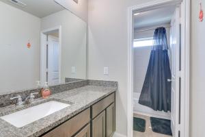 Ένα μπάνιο στο Fenced Yard and Gas Grill Spacious Home in Richmond +28 φωτογραφίες