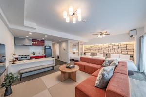 un ampio soggiorno con divano e letto di Apartment Hotel 11 Namba Motomachi ad Osaka