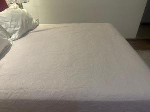 1 cama con manta blanca y almohada en 65 on Zenios, en Gqeberha