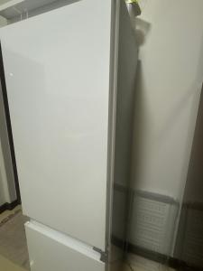 Un refrigerador-congelador blanco junto a una pared. en 65 on Zenios, en Gqeberha