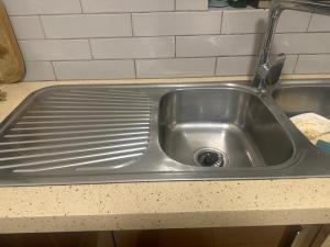 un fregadero de cocina con rejilla de ventilación en él en 65 on Zenios, en Gqeberha