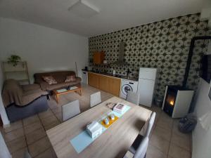 a living room with a table and a kitchen at Aires Del Ambroz in Casas del Monte