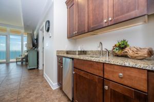 Η κουζίνα ή μικρή κουζίνα στο Phoenix Gulf Shores 803 condo
