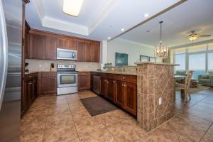 Η κουζίνα ή μικρή κουζίνα στο Phoenix Gulf Shores 803 condo