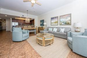 Χώρος καθιστικού στο Phoenix Gulf Shores 803 condo +40 φωτογραφίες