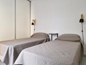 two beds sitting next to each other in a room at Apart Origenes 1 in Villa Regina