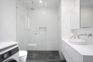 Un baño blanco con lavabo e inodoro. en Three Pines - 300m to town, en Kiama 10 fotos más