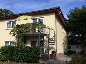 Casa con balcón con sombrilla en Ferienwohnung Mayer, en Rangsdorf