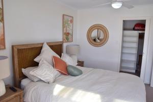 En eller flere senge i et værelse på Jubilee Apartment 05 - Bring your own linen