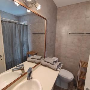 ein Badezimmer mit Waschbecken, Toilette und Badewanne in der Unterkunft Casa Ravi in Pilar