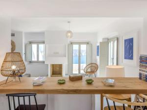 una sala da pranzo con tavolo e sedie in legno di Stunning villa with modern decor a Agios Sostis