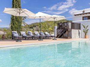 Πισίνα στο ή κοντά στο Finca in Ibiza with Sea Views and Infinity Pool