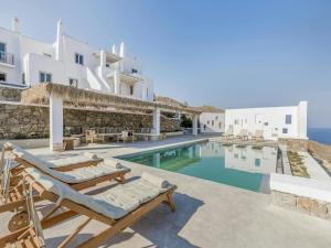 una villa con piscina e resort di Stunning villa with modern decor a Agios Sostis