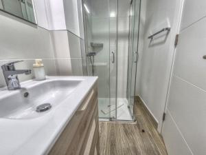 ein Badezimmer mit Waschbecken und Glasdusche in der Unterkunft Yan Building By CanariasGetaway in Guanarteme + 119 Fotos