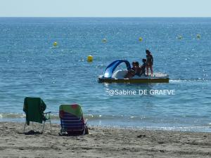Un grupo de personas en un pequeño bote en el agua. en Wake up to the Oceanfront Panoramic 180º Beachview Torrox-Costa Ruselo R408 ONLY ADULTS, en Torrox Costa 57 fotos más