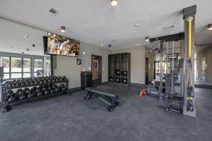 un gimnasio con filas de equipos de ejercicio en una habitación en Electric - Odyssey -Top Floor West End 2 Bedroom - Minutes to Broadway, en Nashville