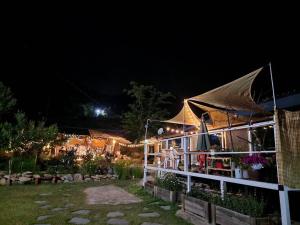 Hadong moonlight hanok外面的花园