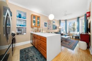 Una cocina o zona de cocina en 2F Chicago's Little Italy near West Loop & Downtown