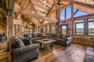 een woonkamer met banken en een tafel bij Just Like Paradise cabin in Sevierville