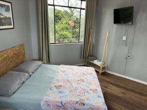 Ένα ή περισσότερα κρεβάτια σε δωμάτιο στο Quarto 2 Econômico com Ar Cond e Smart Tv Filmes