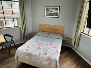 Postel nebo postele na pokoji v ubytování Quarto 2 Econômico com Ar Cond e Smart Tv Filmes
