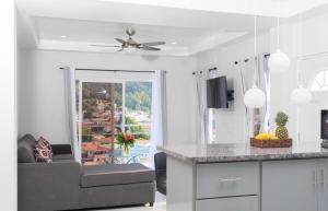 TV in/ali zabaviščno središče v nastanitvi Caldera Villas