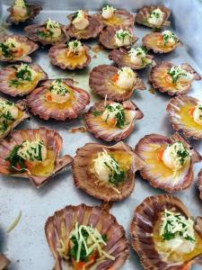 a bunch of clams with cheese and herbs in them at Casa Paraíso Bananal - Iha Grande - Angra Dos Reis in Angra dos Reis