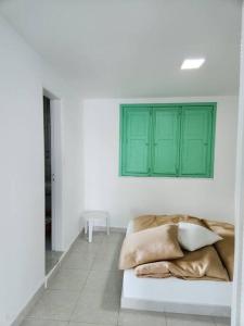 a white room with a bed with green cabinets at Casa Paraíso Bananal - Iha Grande - Angra Dos Reis in Angra dos Reis +32 photos