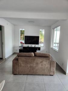 a living room with a couch and a flat screen tv at Casa Paraíso Bananal - Iha Grande - Angra Dos Reis in Angra dos Reis +32 photos