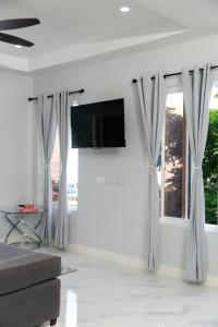 TV in/ali zabaviščno središče v nastanitvi Caldera Villas