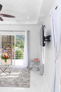 TV in/ali zabaviščno središče v nastanitvi Caldera Villas