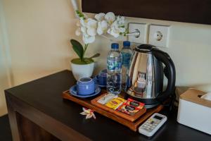 ウブドにあるPondok Wana Ubudのテーブル、コーヒーメーカー、ティーポットが備わります。