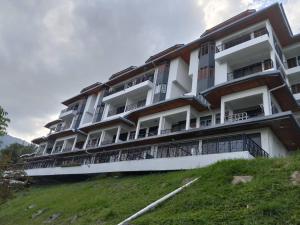 ein großes Gebäude auf einem Hügel in der Unterkunft Genting Sempah Berjaya Hill Cottage in Bukittinggi
