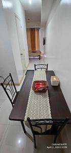Habitación con mesa, 2 sillas y sofá en Northpoint CozyHome, en Davao City