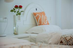 Rúm í herbergi á Lumingju Homestay