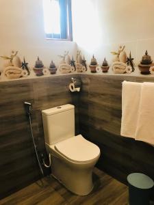 Koupelna v ubytování Sri White Villa Airport Boutique Hotel