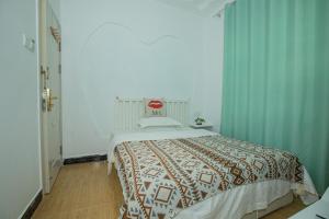 Rúm í herbergi á Lumingju Homestay