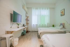 Rúm í herbergi á Lumingju Homestay