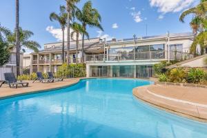 المسبح في Oasis Mandurah Resort أو بالجوار