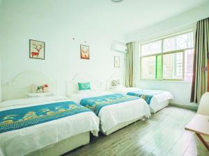 Rúm í herbergi á Lumingju Homestay