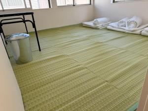 Una cama o camas en una habitación de Self check-in Hostel 5mins from JR Nishi Hiro station