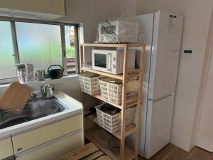 Una cocina o cocineta en Self check-in Hostel 5mins from JR Nishi Hiro station