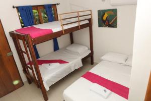 卡普兰干Yalakú Lodge - Capurganá的配有两张双层床的客房,提供两条毛巾