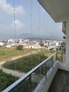 un balcone con vista sulla città di The feathers a Dehradun