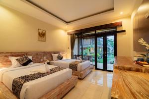 ウブドにあるPondok Wana Ubudのベッドが2つと大きな窓がある寝室 +86枚の写真