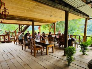 En restaurant eller et andet spisested på Nong Khiaw Ing Ing Mountain View